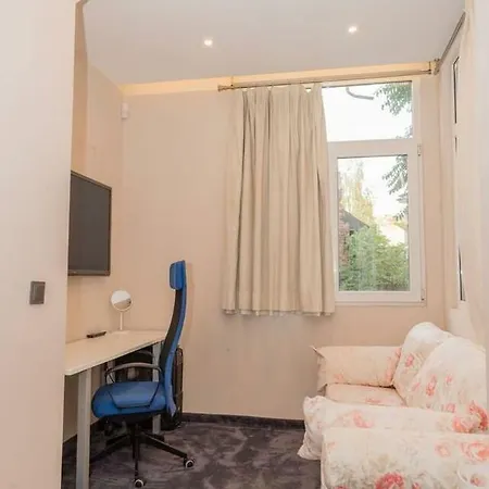 Modern Large Central 185m2 Apartment